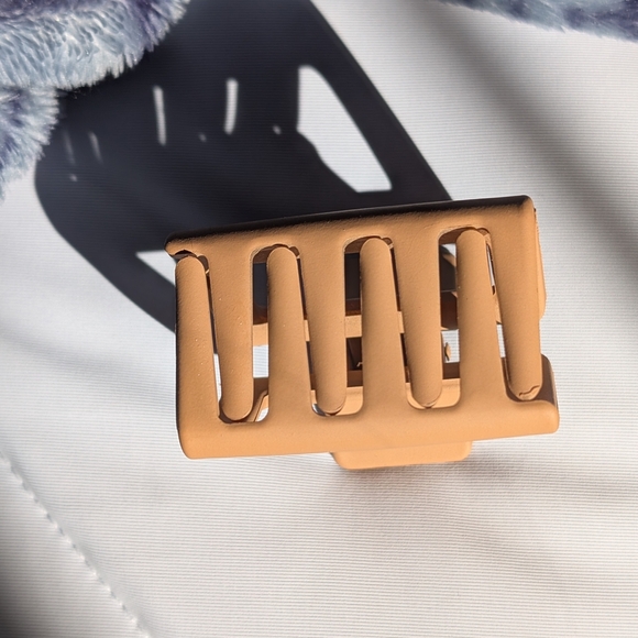 Tan Hair Claw Clip - Picture 6 of 9